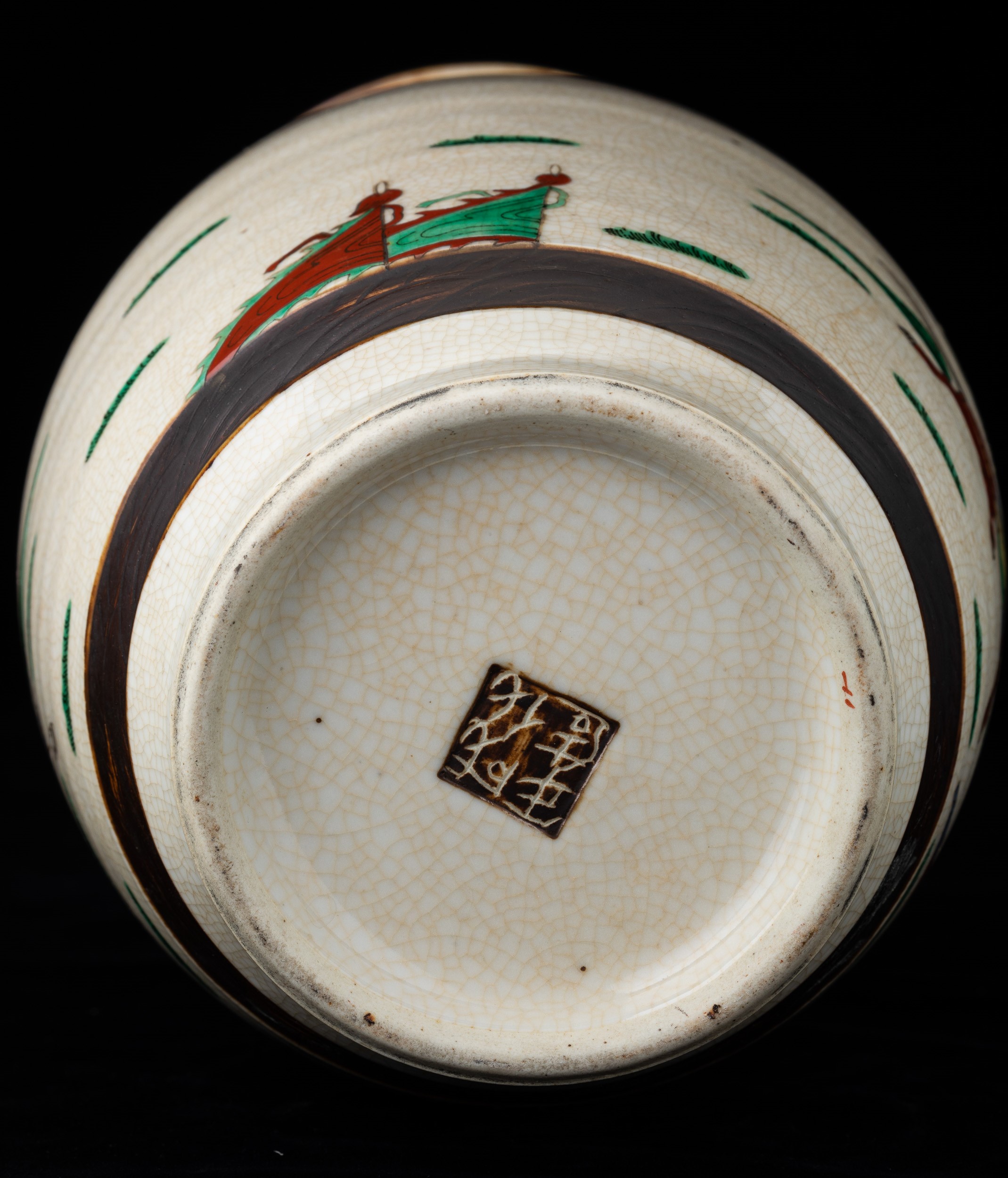 Vaso in porcellana, Guerrieri e draghetti in rilievo, Cina, Dinastia Qing, XIX secolo