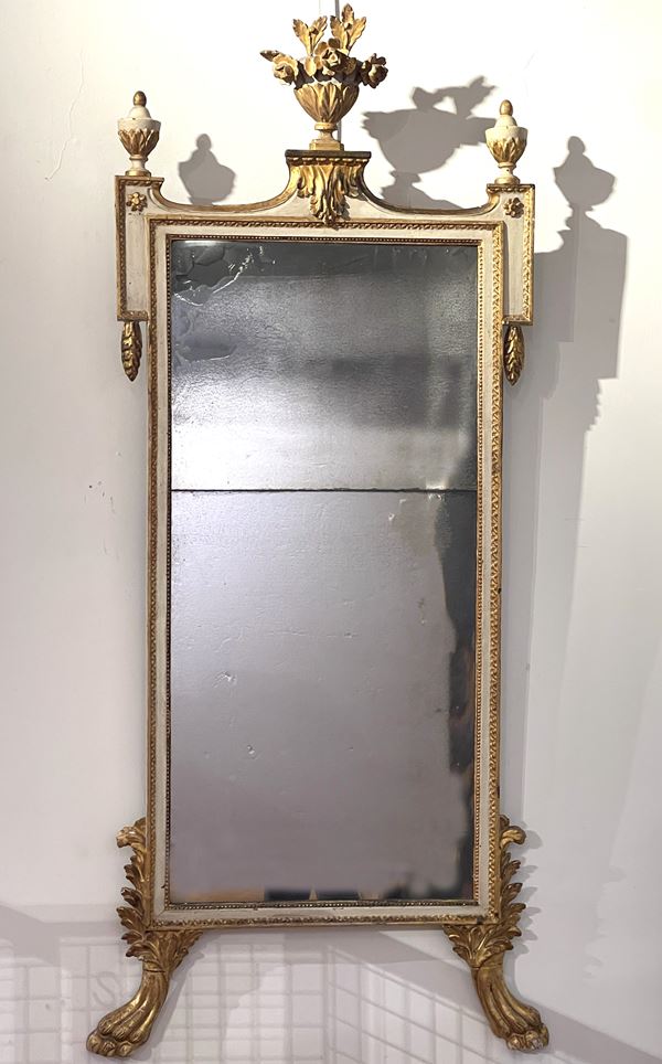 Specchiera in legno intagliato, laccato e dorato. Toscana XVIII-XIX secolo