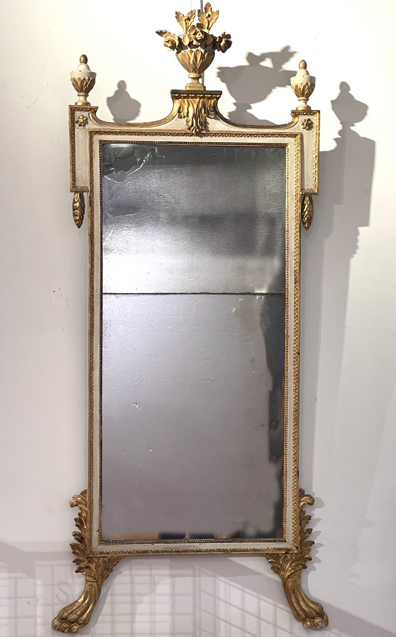 Specchiera in legno intagliato, laccato e dorato. Toscana XVIII-XIX secolo  - Asta Antiquariato febbraio - Cambi Casa d'Aste