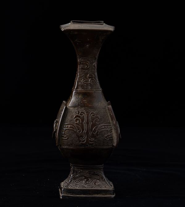 Vaso in bronzo con decori d'ispirazione arcaica incisi e a rilievo, Cina, Dinastia Ming, XVII secolo