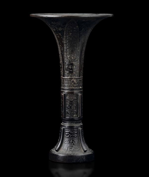 Vaso a tromba in bronzo con decori d'ispirazione arcaica incisi e a rilievo, Cina, Dinastia Ming, XVII secolo