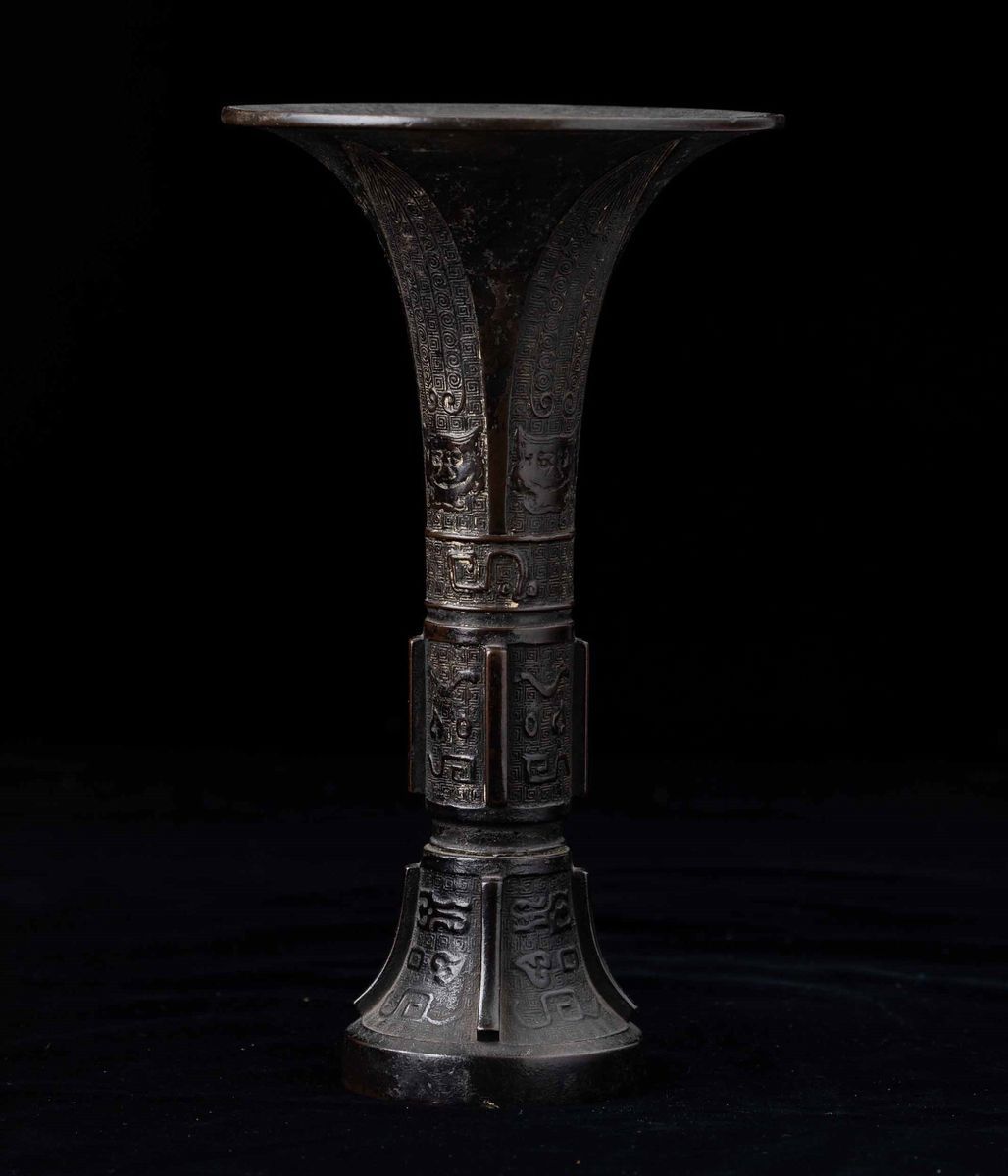 Vaso a Tromba in Bronzo con Decori D'ispirazione Arcaica Incisi e a Rilievo, Cina, Dinastia Ming,...