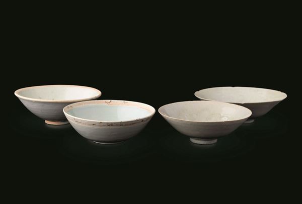 Lotto composto da quattro ciotole in porcellana Qingbai monocroma color Celadon con decori, Cina, Dinastia Song (960-1279)