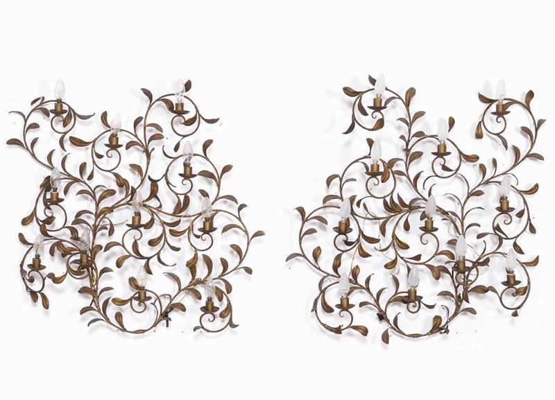 Coppia di appliques a undici luci in ferro battuto decorate a girali fogliati  - Asta Antiquariato Luglio | Cambi Time - Cambi Casa d'Aste