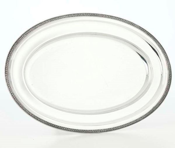 Vassoio ovale in argento. Argenteria artistica italiana del XX secolo. Argentiere Ricci & C. Alessandria