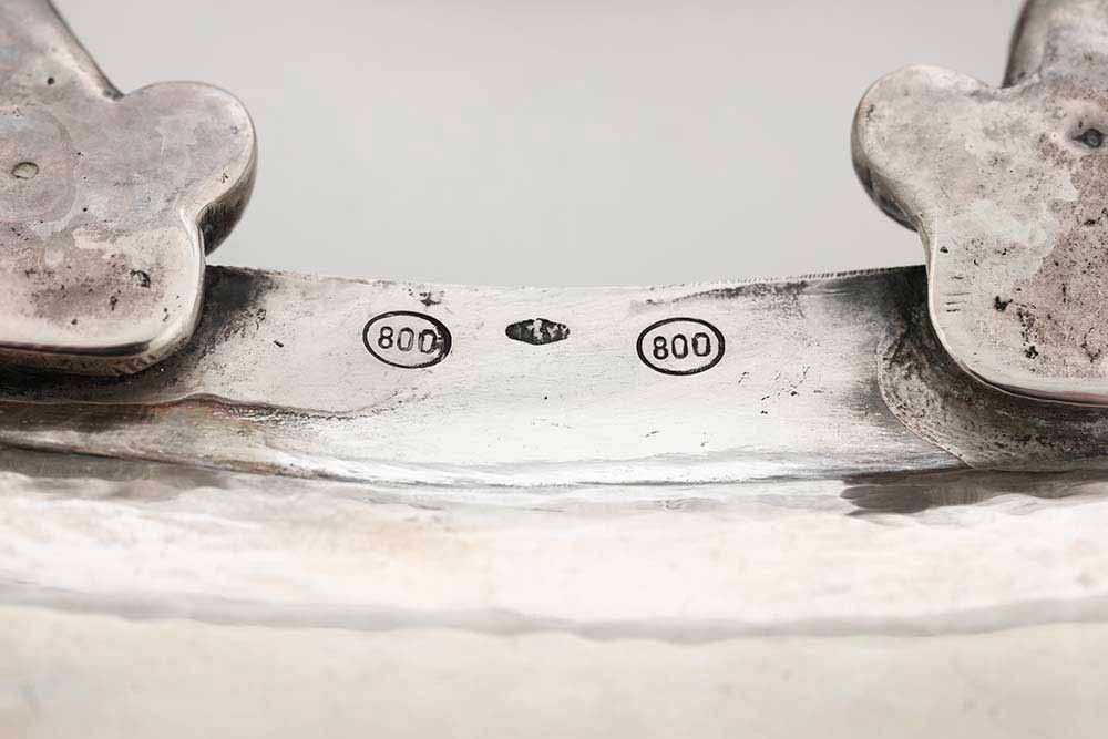 Guantiera in Argento Fuso e Cesellato. Argenteria Italiana del XX Secolo, Bollo Dell'argentiere C...