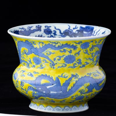 Vaso in Porcellana con Figure di Draghi e Decori Vegetali sui Toni del Blu su Fondo Giallo, Cina,...