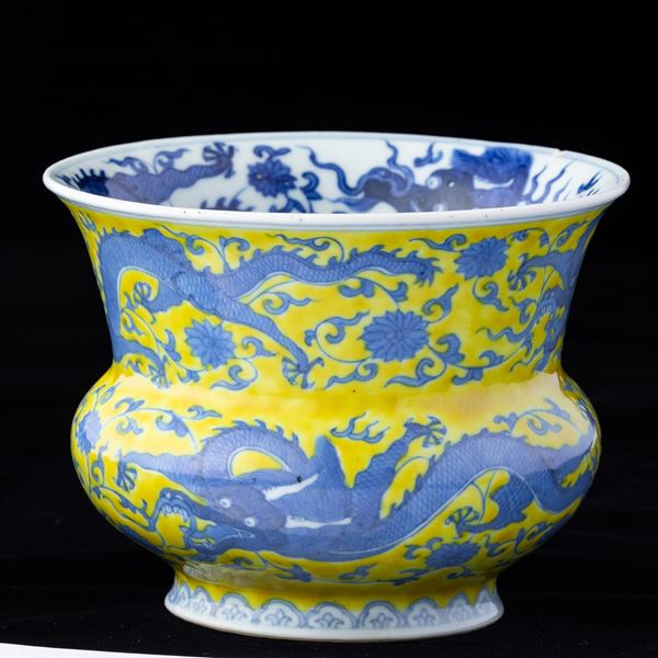 Vaso in porcellana con figure di draghi e decori vegetali sui toni del blu su fondo giallo, Cina, Dinastia Qing, epoca Guangxu (1875-1908)