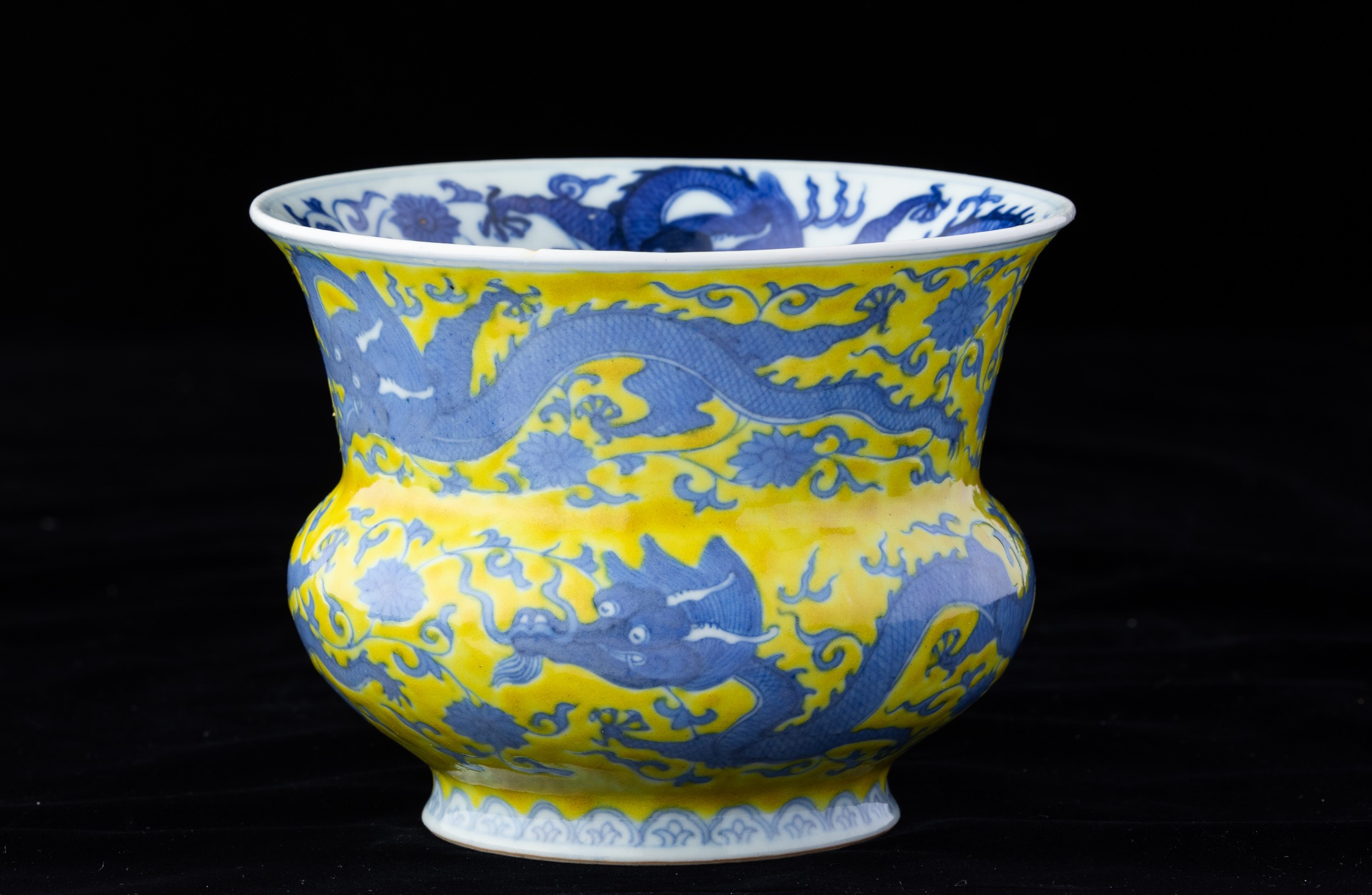 Vaso in Porcellana con Figure di Draghi e Decori Vegetali sui Toni del Blu su Fondo Giallo, Cina,...