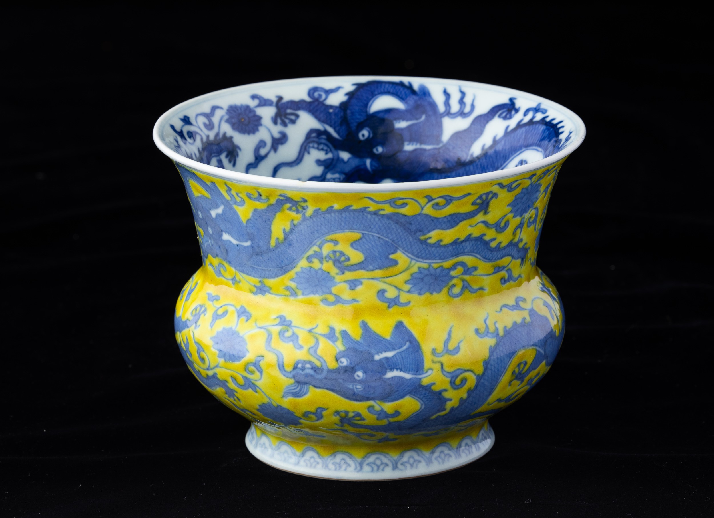 Vaso in Porcellana con Figure di Draghi e Decori Vegetali sui Toni del Blu su Fondo Giallo, Cina,...