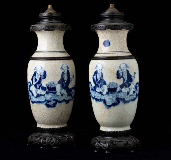 Coppia di vasi in porcellana con scene di vita comune sui toni del bianco e del blu, Cina, Dinastia Qing, XIX secolo