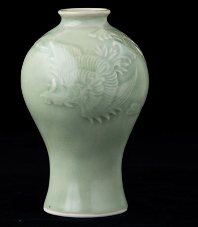 Vaso Meiping in Porcellana Monocroma Color Celadon con Figura di Fenice, Cina, XX Secolo