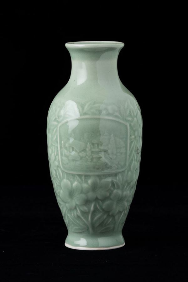 Vaso in porcellana monocroma Celadon con decori floreali e veduta di villaggio entro riserva, Cina, XX secolo