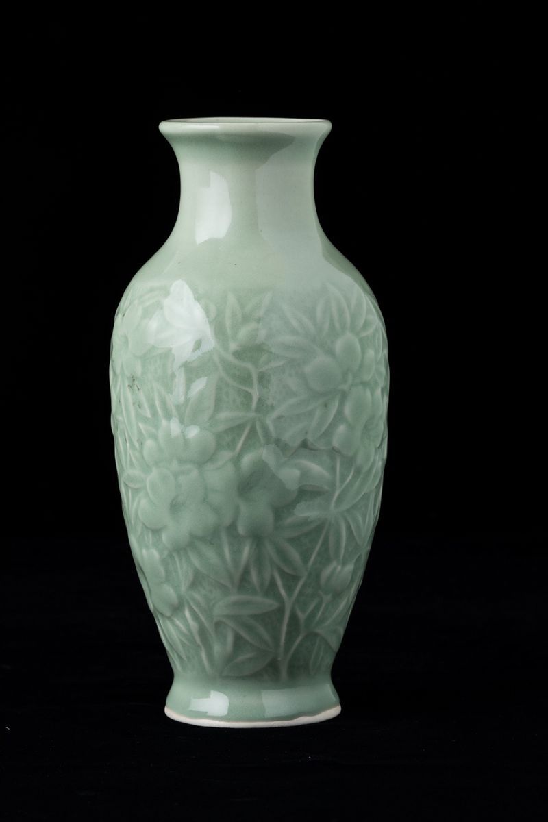 Vaso in Porcellana Monocroma Celadon con Decori Floreali e Veduta di Villaggio Entro Riserva, Cin...