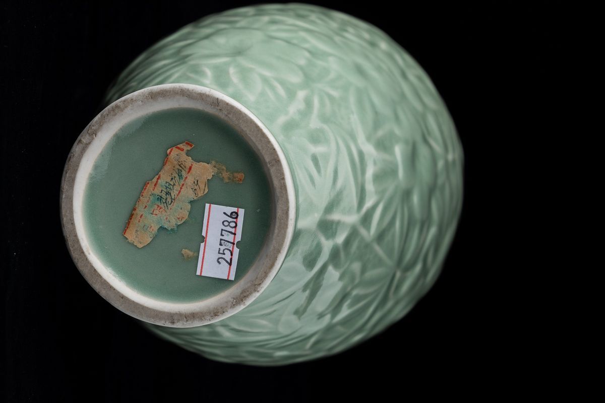 Vaso in Porcellana Monocroma Celadon con Decori Floreali e Veduta di Villaggio Entro Riserva, Cin...