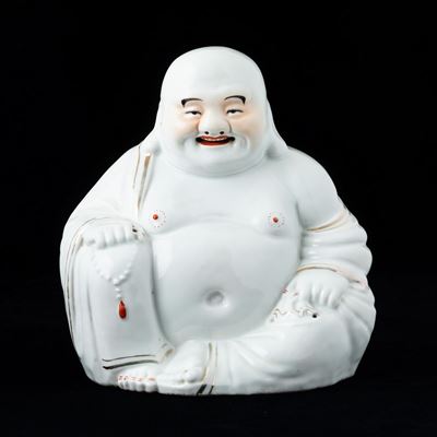 Figura di Budai Seduto con Collana da Preghiera in Porcellana, Cina, Repubblica, XX Secolo