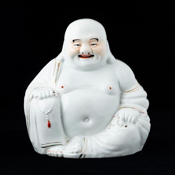 Figura di Budai seduto con collana da preghiera in porcellana, Cina, Repubblica, XX secolo