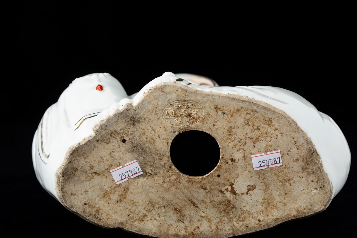 Figura di Budai Seduto con Collana da Preghiera in Porcellana, Cina, Repubblica, XX Secolo