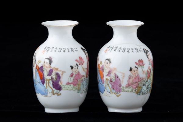 Coppia di piccoli vasi in porcellana con figure di immortali e iscrizione, Cina, Repubblica, XX secolo