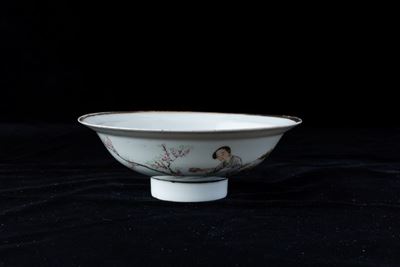 Alzata in Porcellana con Figura di Fanciulla Entro Paesaggio e Iscrizione, Cina, Repubblica, XX S...