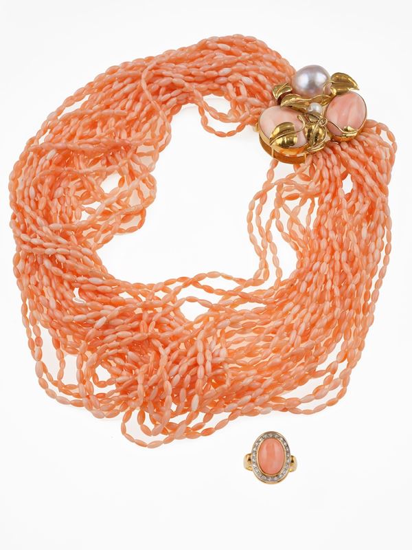 Girocollo multifilo e anello in corallo rosa e perle