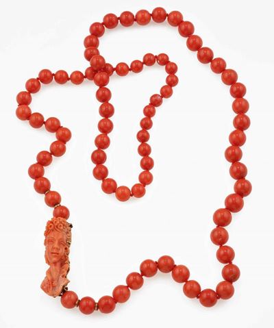 Lunga Collana di Corallo con Inserto Inciso