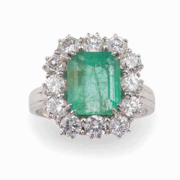 Anello con smeraldo Colombia e diamanti a contorno