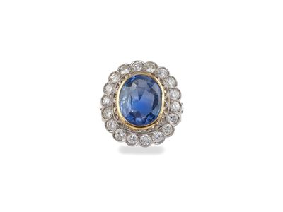 Anello con zaffiro dello Sri Lanka da 7,78 ct e diamanti a contorno, in oro bianco e oro giallo 7...
