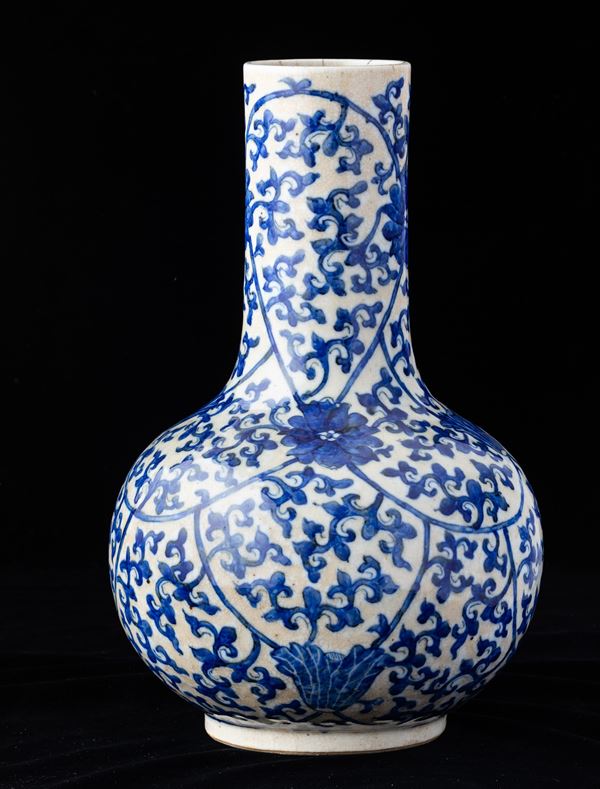Vaso a bottiglia in porcellana con decoro floreale e a fiori di loto sui toni del blu, Cina, Dinastia Qing, XIX secolo