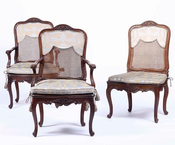 Coppia di poltrone e una sedia in legno intagliato. XVIII-XIX secolo