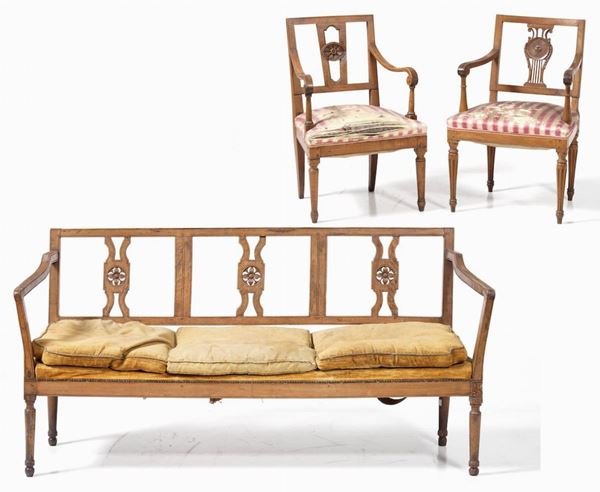 Lotto di un divano e due poltrone diverse in legno intagliato, XIX-XX secolo