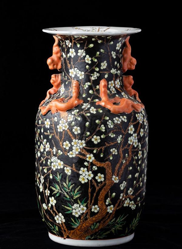Vaso in porcellana nei toni della Famiglia Nera con decoro di rami in fiore e figure di draghetti a rilievo, Cina, Dinastia Qing, XIX secolo