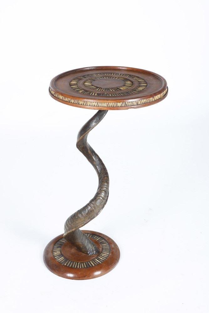 Tavolino tondo in legno e corno. XX secolo  - Auction Antiques and paintings - Cambi Casa d'Aste