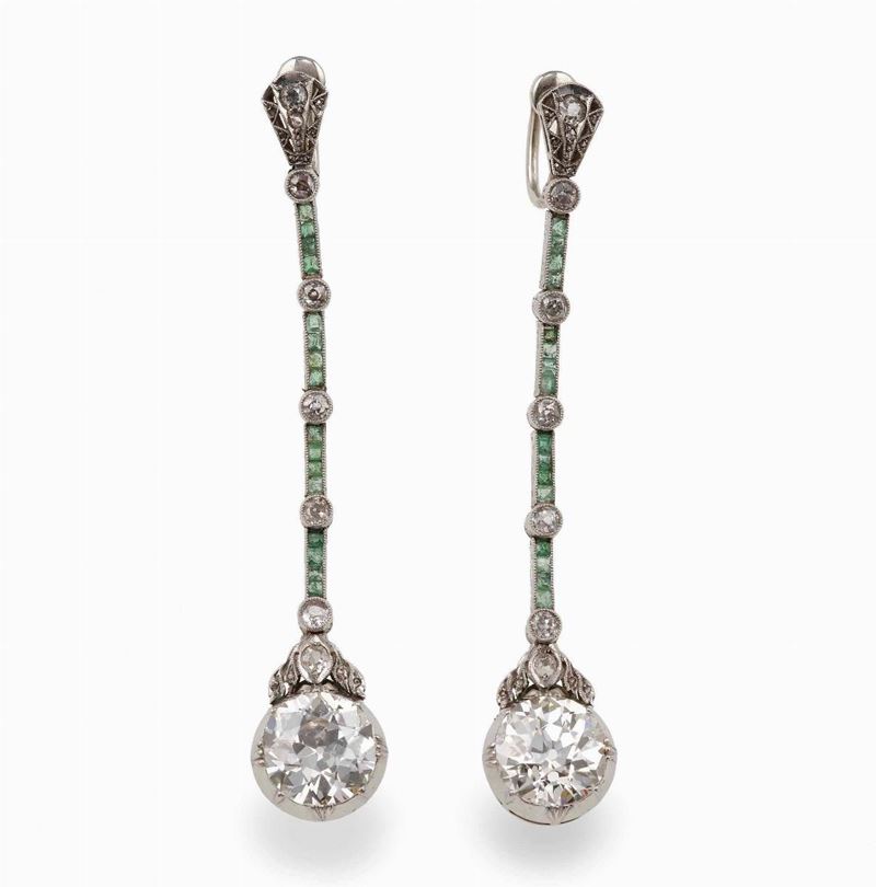 Orecchini pendenti con diamanti di vecchio taglio di ct 3.35 e ct 3.59 circa e piccoli smeraldi  - Asta Fine and Coral Jewels - Cambi Casa d'Aste
