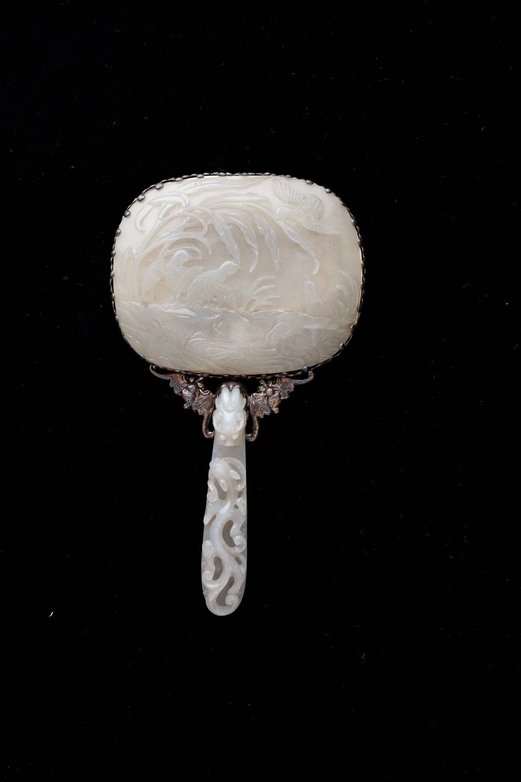 Specchio con Placca Scolpita in Giada Celadon Raffigurante Scena Naturalistica e Manico con Fibbi...