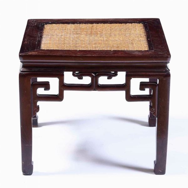 Tavolino in legno e piano in rattan. Cina, XX secolo