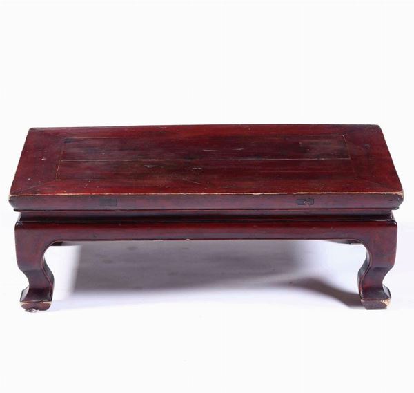 Tavolino basso in legno. Cina, XX secolo