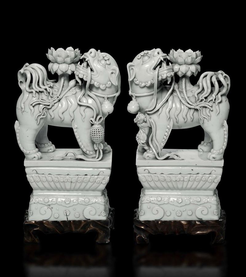Two Blanc de Chine candle holders, China  - Auction Fine Chinese Works of Art - Cambi Casa d'Aste