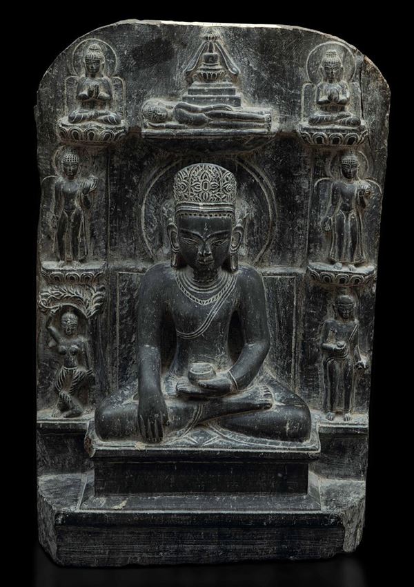 Stele scolpita in pietra con figura centrale di Buddha Sakyamuni e altre divinità, India, XIX secolo