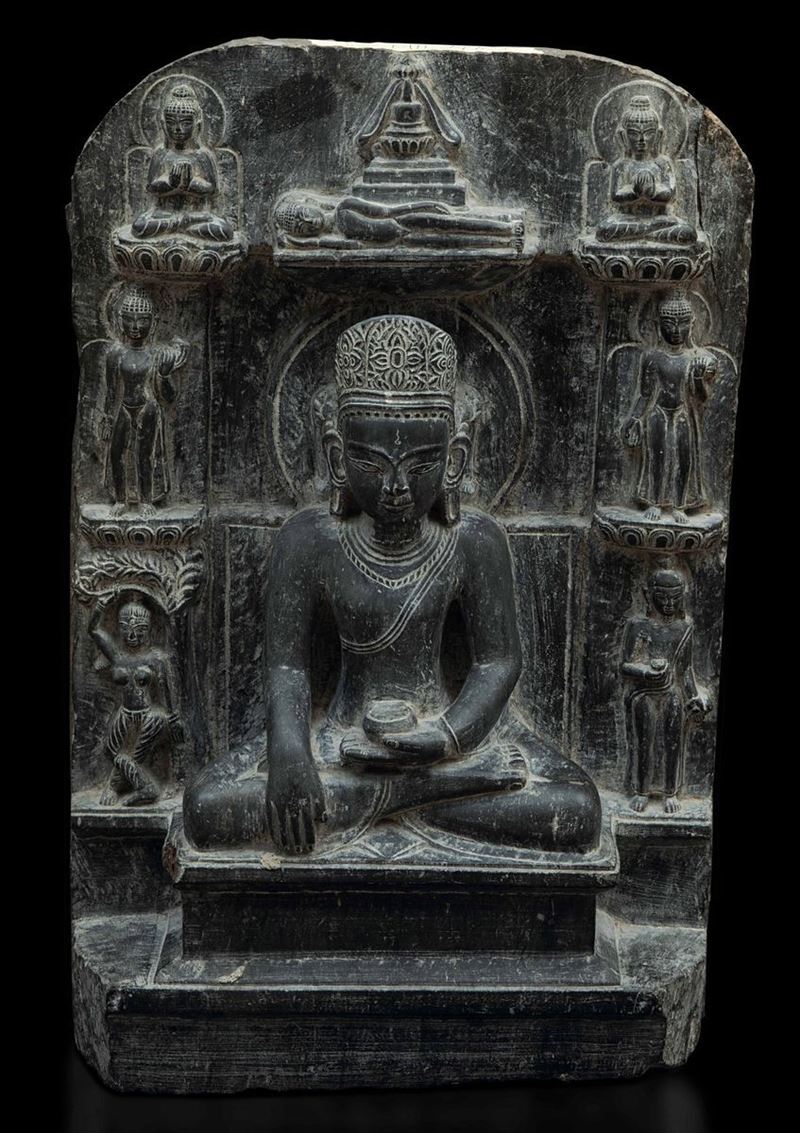 Stele scolpita in pietra con figura centrale di Buddha Sakyamuni e altre divinità, India, XIX secolo  - Asta Fine Chinese Works of Art - Cambi Casa d'Aste