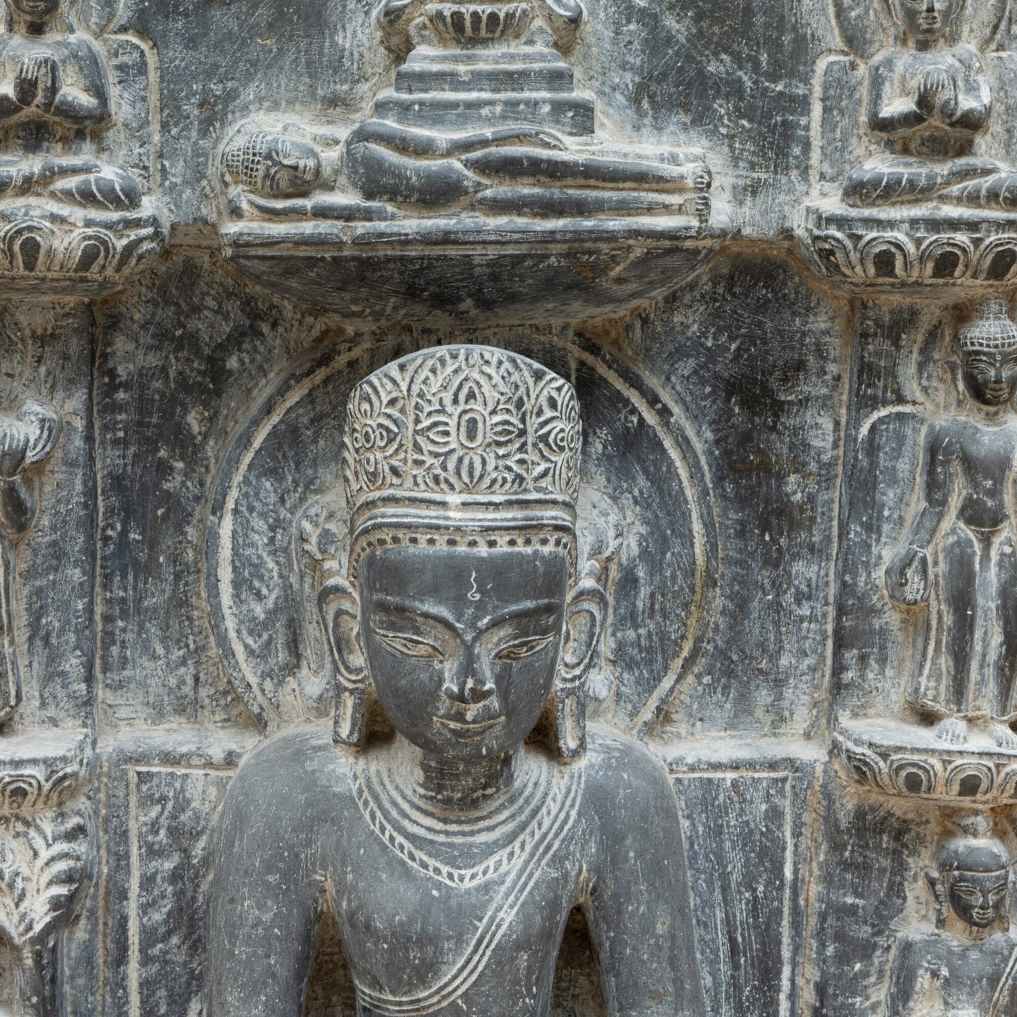 Stele Scolpita in Pietra con Figura Centrale di Buddha Sakyamuni e Altre Divinità, India, XIX Sec...