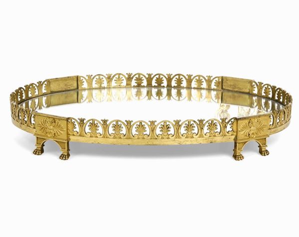 Presentoire a specchio ovale. Bronzo dorato e cesellato. Francia, XIX secolo