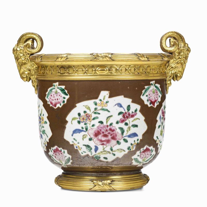 Vasca. Porcellana montata in bronzo dorato e cesellato. Francia, fine XVIII secolo  - Asta Dimore Italiane - Cambi Casa d'Aste