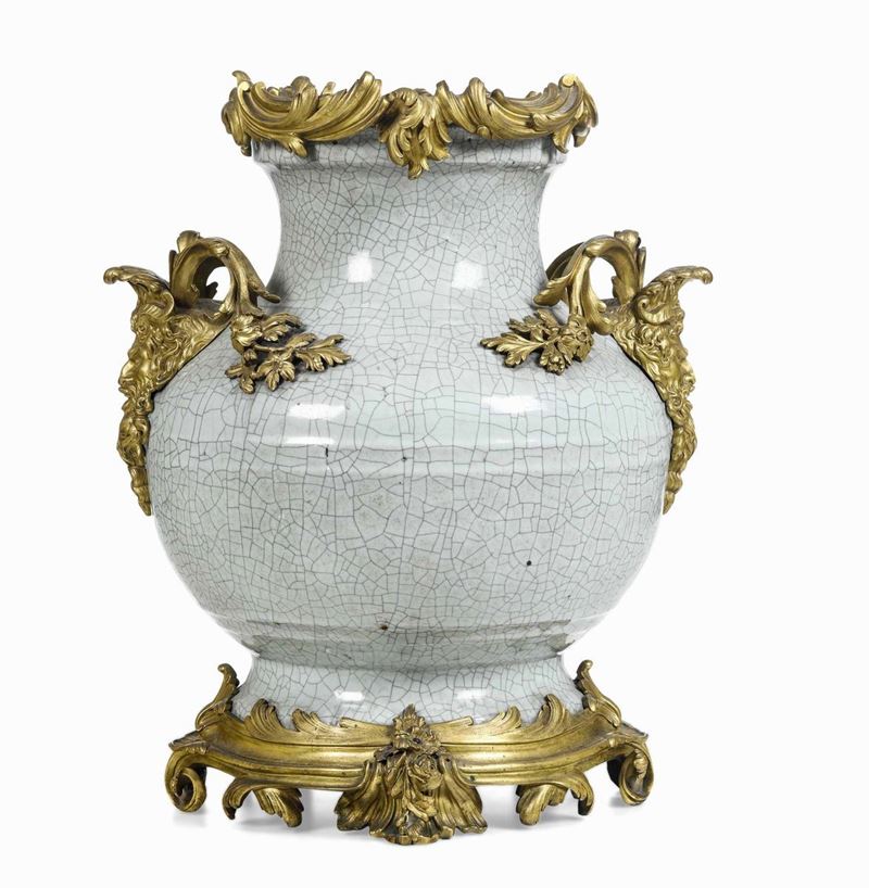 Vaso. Porcellana celadon montata in bronzo dorato e cesellato. Francia, XVIII secolo  - Asta Dimore Italiane - Cambi Casa d'Aste