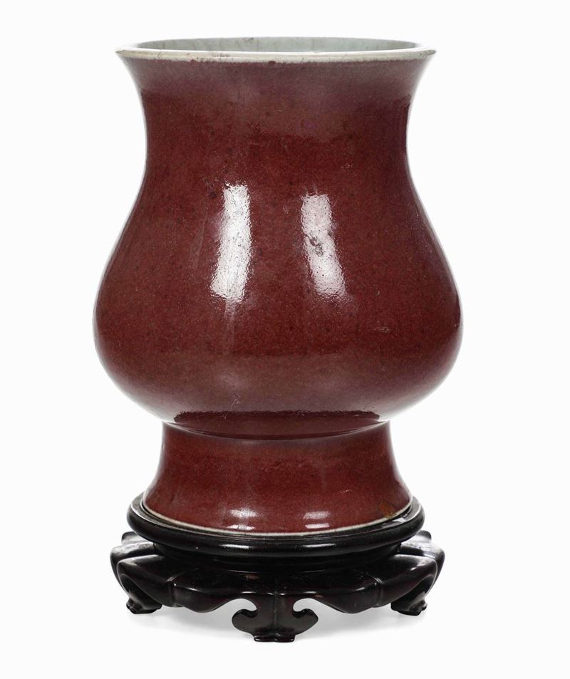 Vaso in porcellana monocroma color sangue di bue. Cina, Dinastia Qing, epoca Kangxi (1662-1722)  - Asta Dimore Italiane - Cambi Casa d'Aste