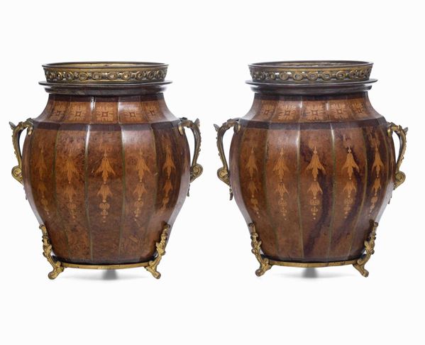 Coppia di vasi in legno intarsiato e bronzo dorato. XIX secolo