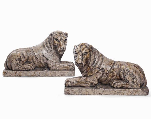 Coppia di leoni accovacciati. Marmo. Scultore italiano del XIX-XX secolo