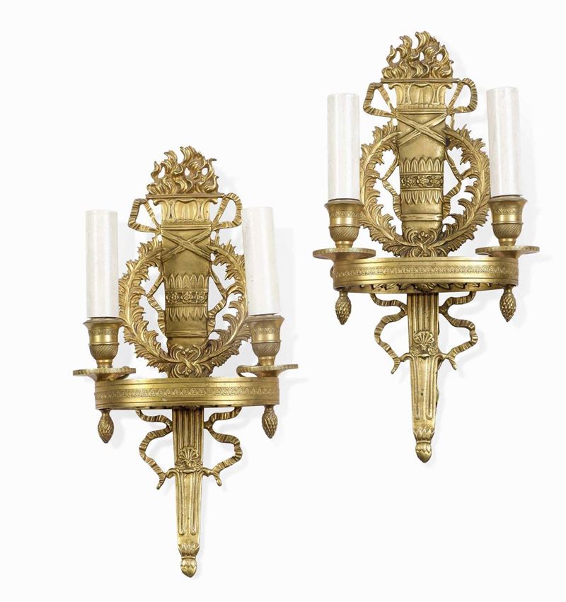 Coppia di appliques a due luci in bronzo dorato e cesellato. Francia, XIX secolo  - Asta Dimore Italiane - Cambi Casa d'Aste