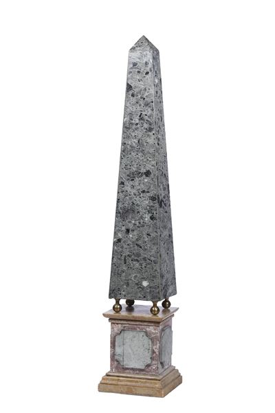 Imponente Obelisco Placcato in Marmo. XIX-XX Secolo