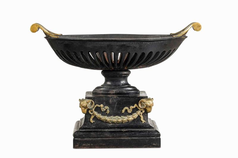 Vasca biansata in ferro fuso, patinato e bronzo dorato. XIX secolo  - Auction Antique - Cambi Casa d'Aste